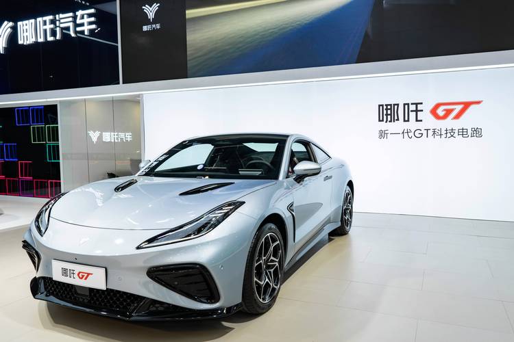 成都263哪吒汽车在智能汽车领域的表现，领途汽车在新能源汽车市场中的影响力